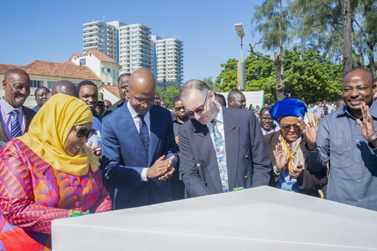 H.E. Samia Suluhu Hassan (left) inaugurates the beach wall along Barack Obama Drive