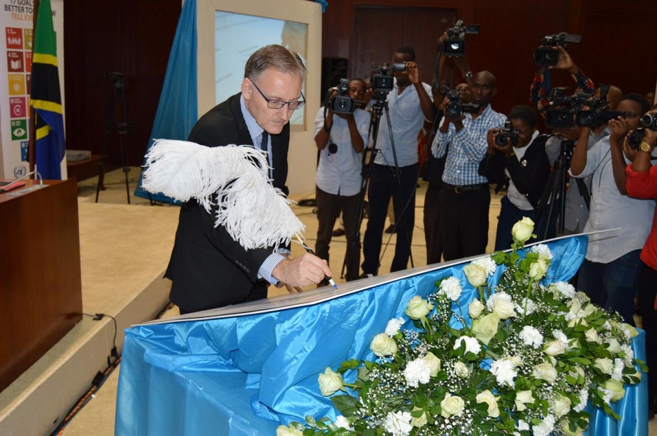 Alvaro Rodriguez signing the UNDAP II Agreement