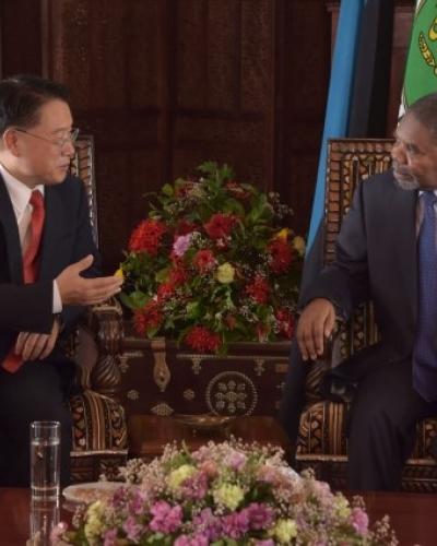 UNIDO Director General, LI Yong (left) with the President of Zanzibar, H.E. Ali Mohamed Shein (right)