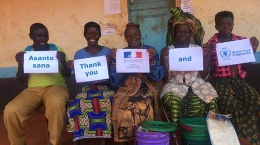 Refugees thanking WFP and the French government